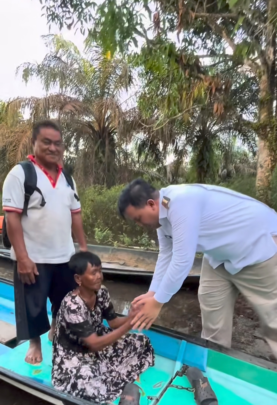 Bupati Lamandau Rizky Aditya Putra mulai merealisasikan janji kampanyenya dengan menyalurkan bantuan perahu bagi nelayan.