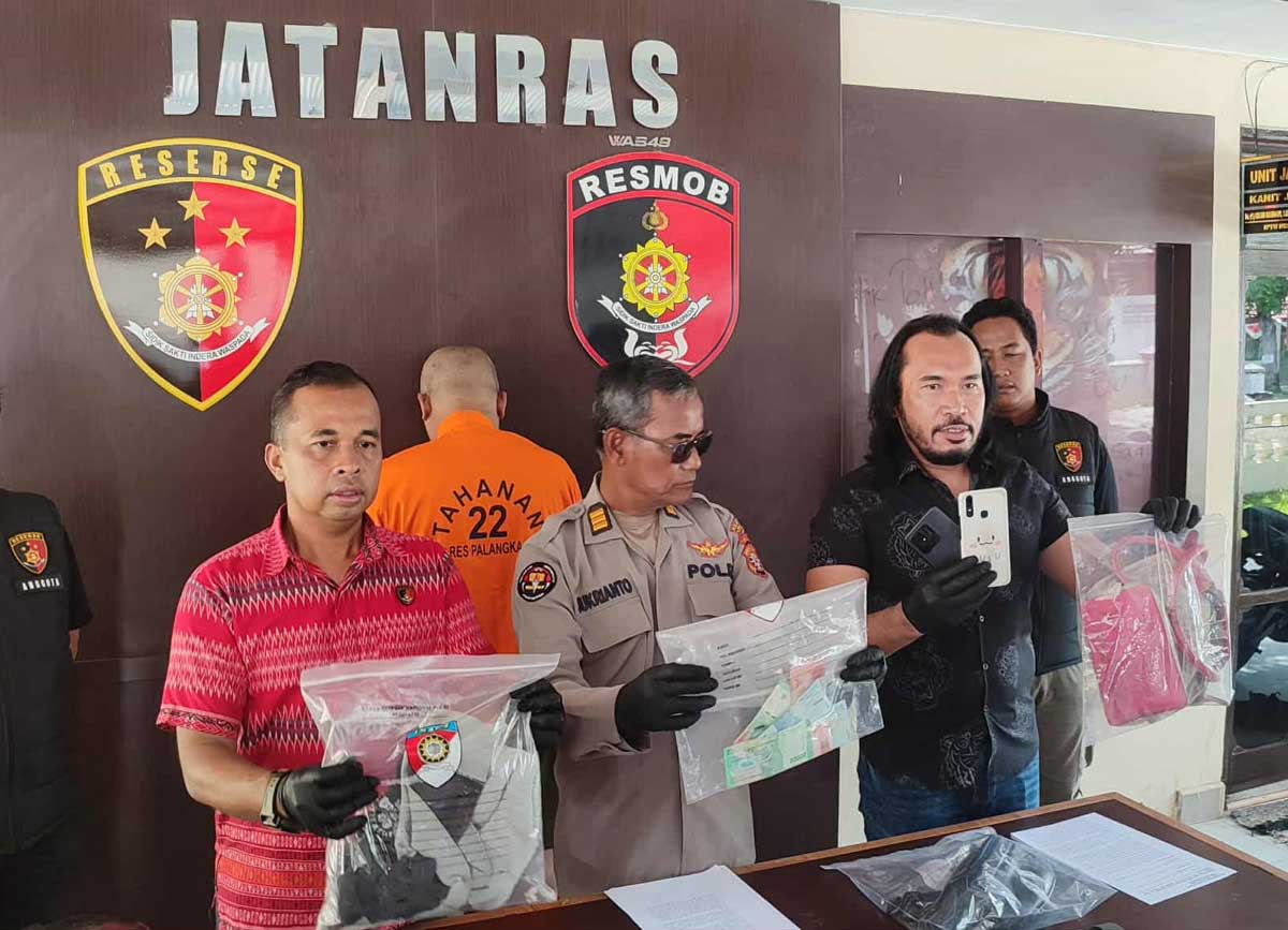 DIRINGKUS: Tersangka perampokan agen perbankan di Palangka Raya saat digiring petugas, Jumat (26/9).