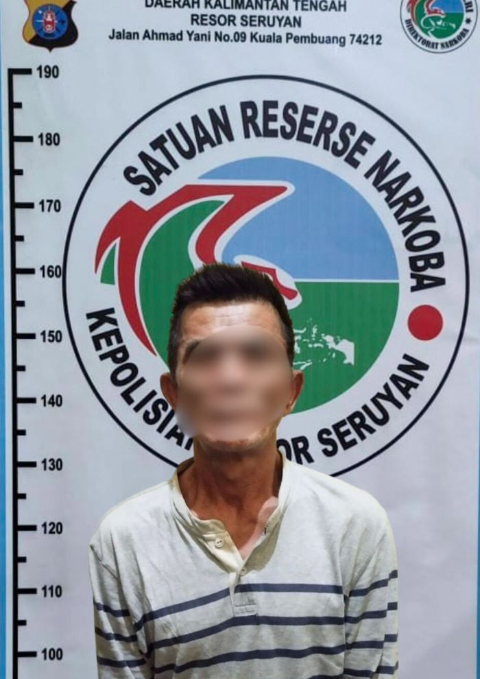 NARKOBA: Pelaku LE (59) bersama barang bukti sabu-sabu diamankan di Polres Seruyan. FOTO: POLRES SERUYAN/RADAR SAMPIT