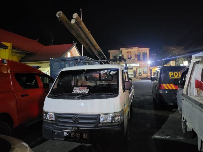 PENCURIAN : Mobil pikap dan tiga tiang listrik hasil kejahatan diamankan di Mapolres Kotim. FOTO: POLRES KOTIM/RADAR SAMPIT