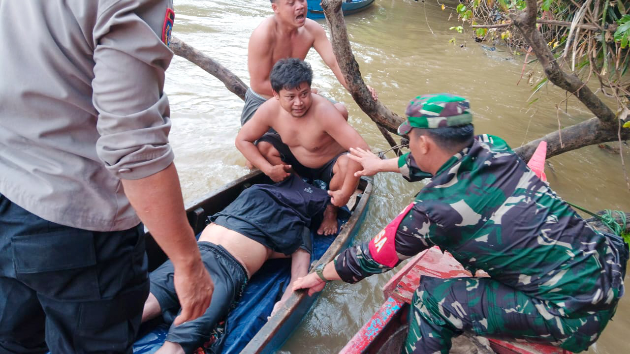 Proses evakuasi korban tenggelam di Desa Mojang Baru, Kecamatan Seruyan Hulu, Rabu (24/9) sore