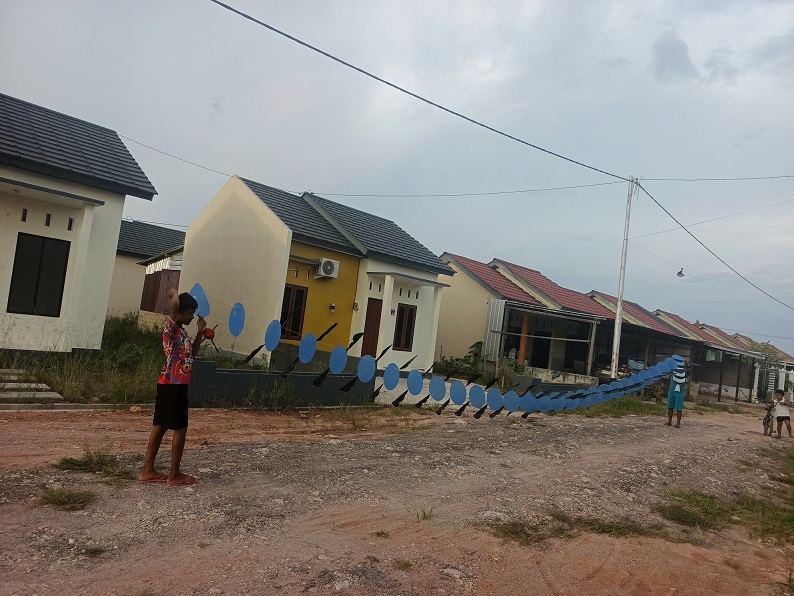 Salah satu aktivitas menerbangkan layang -layang di sekitar komplek perumahan di Kota Nanga Bulik.