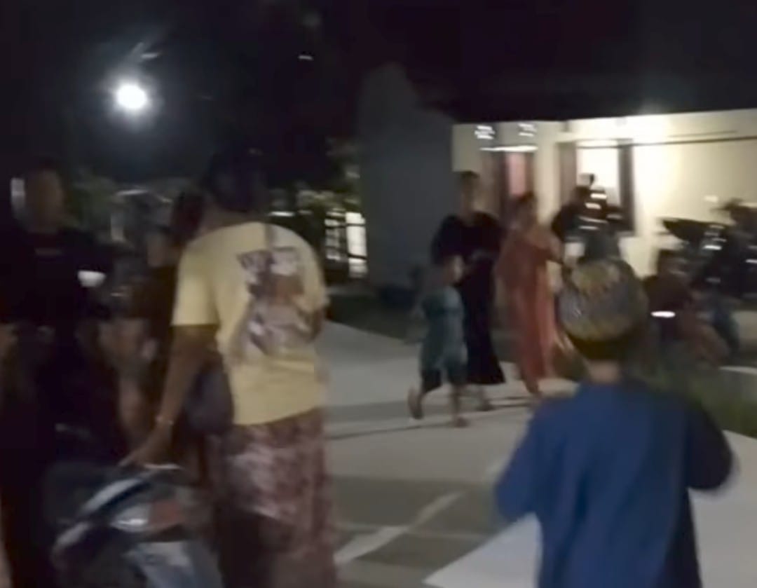 Tangkapan layar dari video rekaman, warga Antang Barat, Kelurahan Sawahan, Kecamatan Mentawa Baru Ketapang, heboh isu pemanpakan kuyang, Kamis malam (25/9/2025)