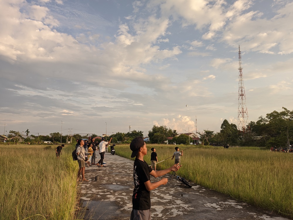 Puluhan warga antusias bermain layang-layang di Lapangan Taman Budaya Palangka Raya, Kamis (25/9).