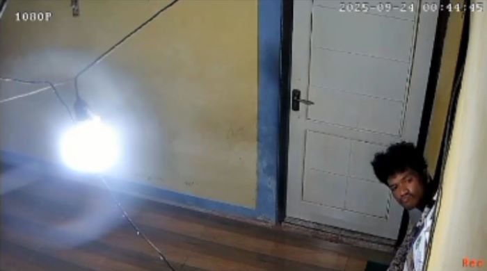 BERAKSI: Pelaku pencurian terekam CCTV beraksi di rumah warga RT 11, kampung Panggung, Kelurahan Kumai Hilir, Kecamatan Kumai, Kobar, Rabu (25/9/2025) tengah malam. FOTO: TANGKAPAN LAYAR/RADAR SAMPIT