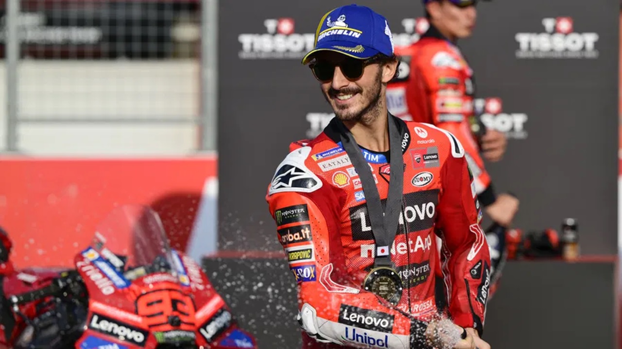 Francesco Bagnaia merayakan kemenangannya di kelas Sprint Race MotoGP Jepang 2025 di sirkuit Motegi, Sabtu (27/9).