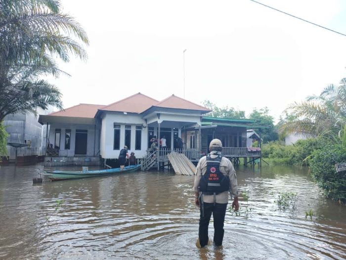 BANJIR: BPBD Kotim saat memantau kondisi banjir di Desa Hanjalipan, Kecamatan Kotabesi, Kotawaringin Timur, Kamis (25/9/2025). FOTO: BPBD KOTIM/ RADAR SAMPIT