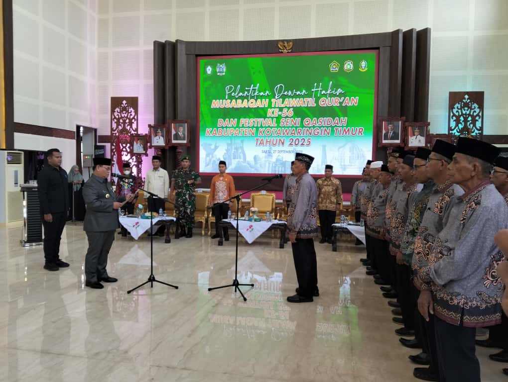 PELANTIKAN : Bupati Kotim melantik dewan hakim, juri dan panitera MTQ dan FSQ di Aula Rujab Bupati Kotim, Sabtu (27/9).&nbsp;HENY/RADAR SAMPIT