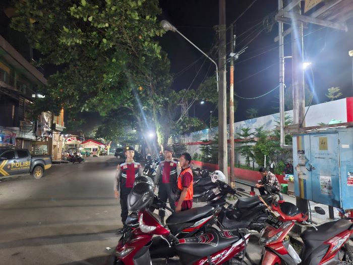 PATROLI : Personel Polres Kotim melaksanakan patroli Kamtibmas di ikon patung Jelawat Sampit, Jumat (26/9/2025) malam. FOTO: POLRES KOTIM/RADAR SAMPIT