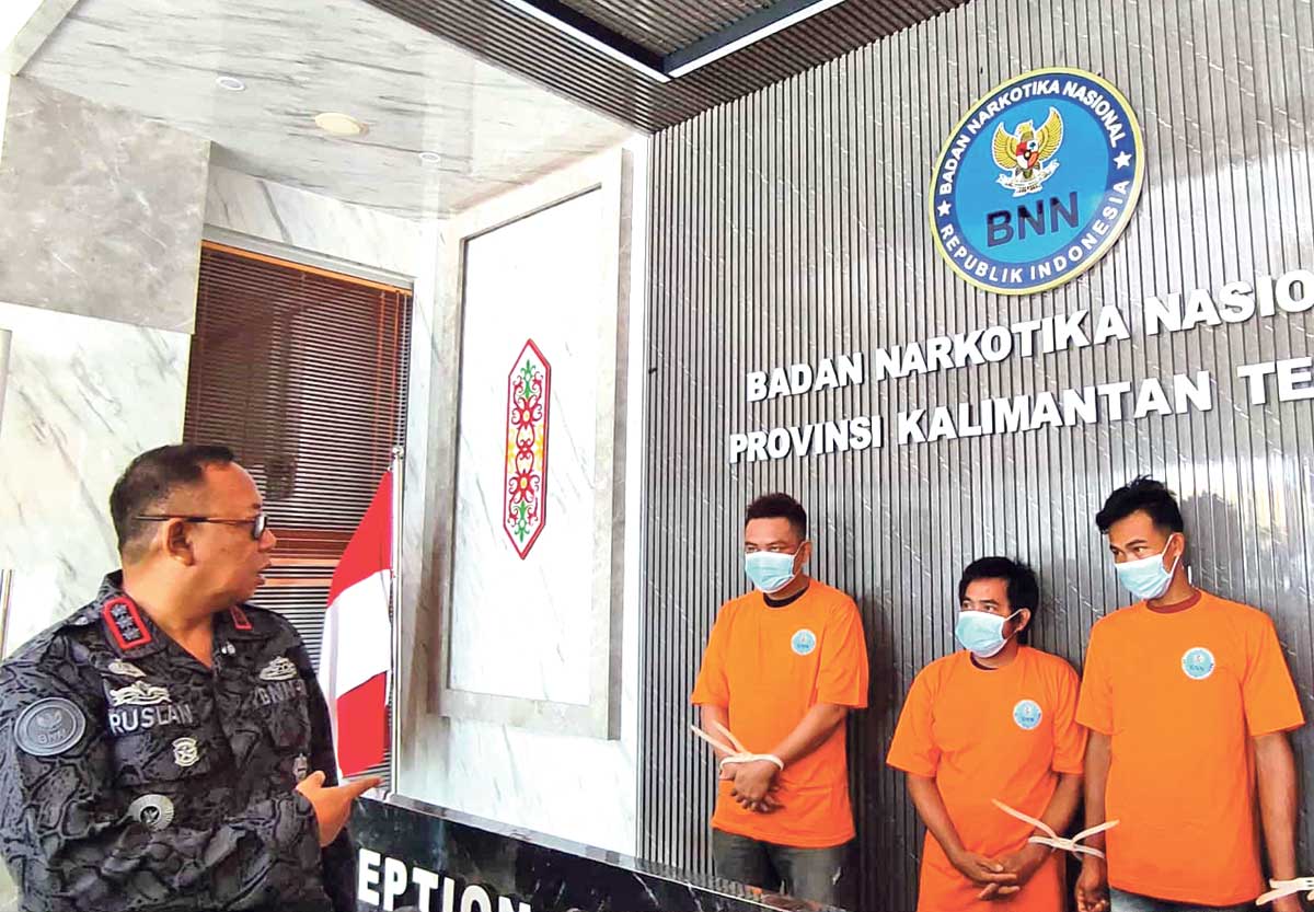 HASIL OPERASI: Plt Kepala BNNP Kalteng Kombes Pol Ruslan Abdul Rasyid memperlihatkan empat tersangka hasil operasi di Kotim, Pulang Pisau, dan Kapuas, Senin (29/9).