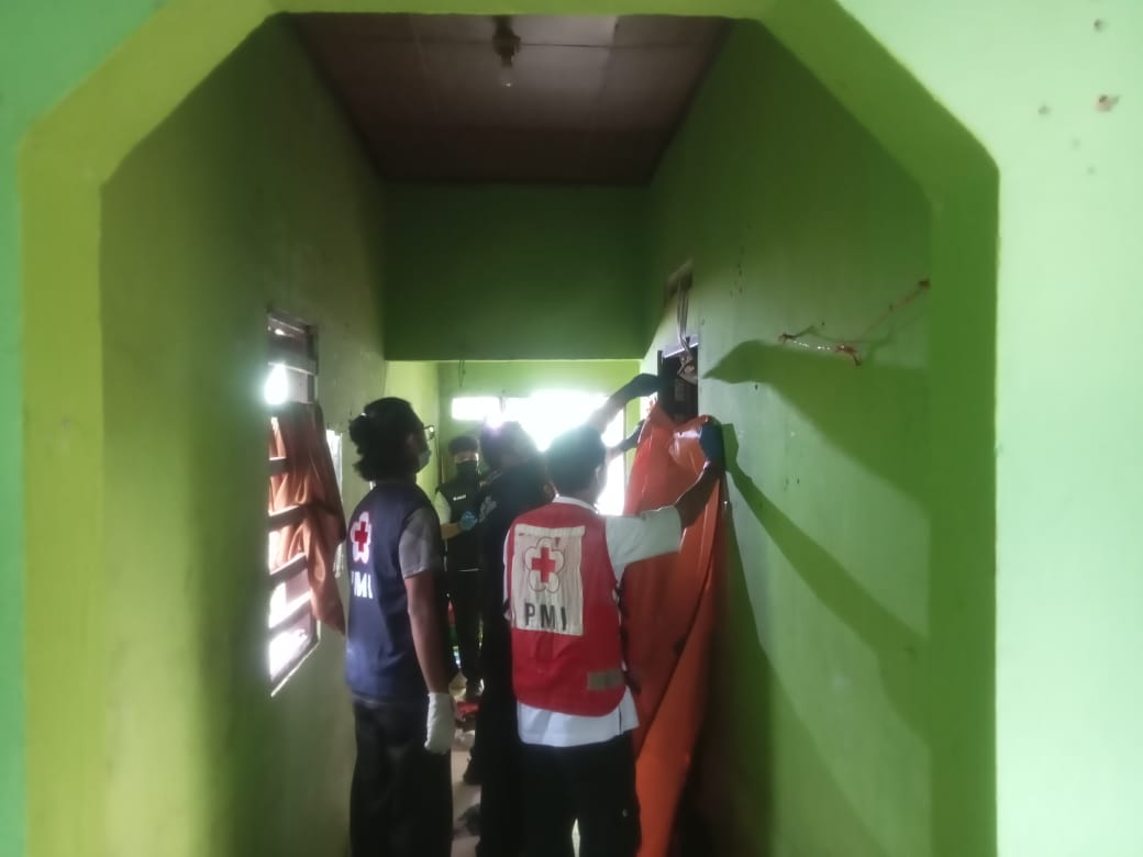 EVAKUASI: Petugas PMI saat mengevakuasi jenazah laki-laki di Jalan Walter Condrat, Kecamatan Baamang, Sampit, Senin (29/9)