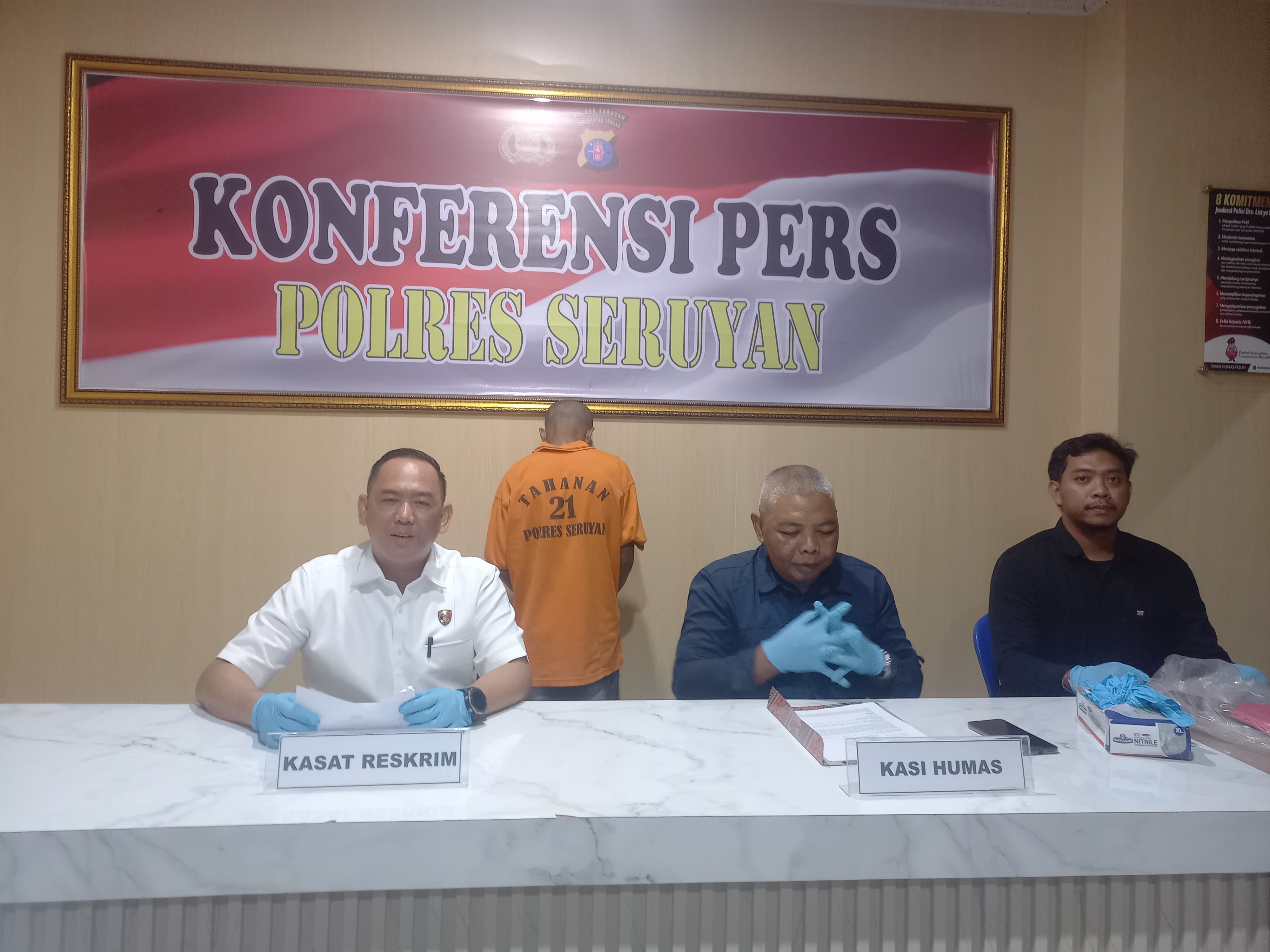 PRESS RILIS: Kasat Reskrim Polres Seruyan AKP Rahmad Tuah memberikan keterangan di Konfrensi Pres bersama awak media, Senin (29/9). (RIFANI/RADAR SAMPIT)
