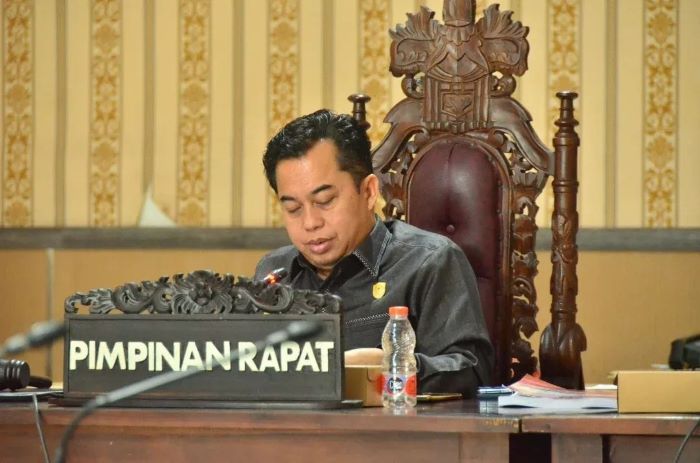 RAPAT: Ketua DPRD Rimbun saat memimpin rapat di gedung DPRD Kotim, baru-baru tadi. FOTO: RADO/RADAR SAMPIT