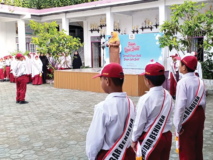 UPACARA: Wakil Bupati Kotim Irawati saat menjadi inspektur upacara bendera di salah satu SD di Kota Sampit, Senin (29/9/2025). YUNI/RADAR SAMPIT