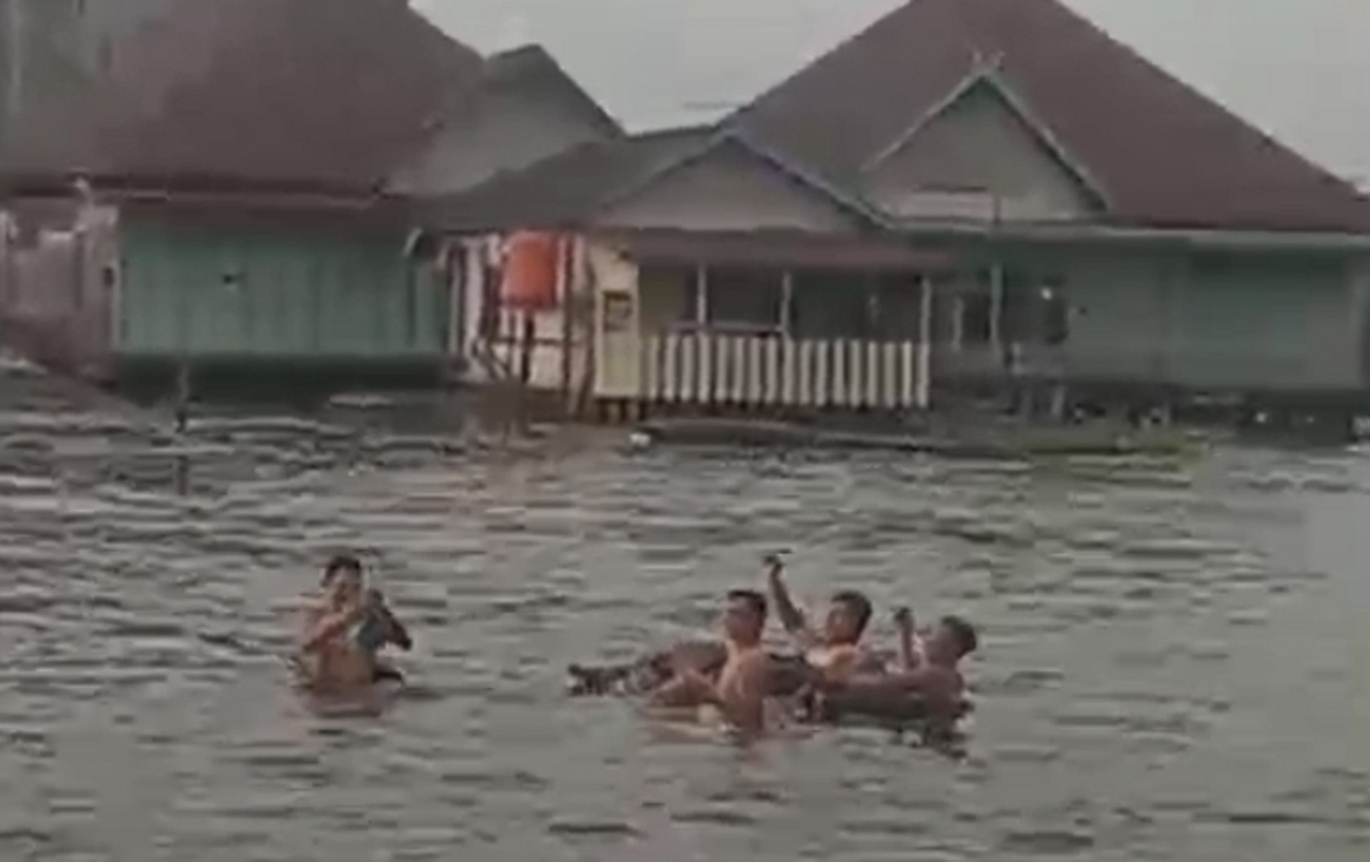 Sejumlah warga saat berenang menghanyutkan diri dengan pelampung di DAS Arut, sekitar Kota Pangkalan Bun.