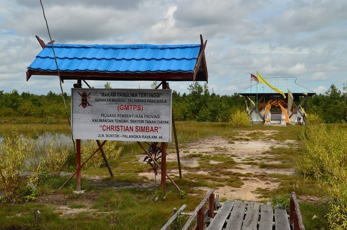 Makam Christian Simbar pada Mei 2016 di Desa Madara, Kecamatan Dusun Selatan, Kabupaten Barito Selatan, Kalimantan Tengah. Wikipedia