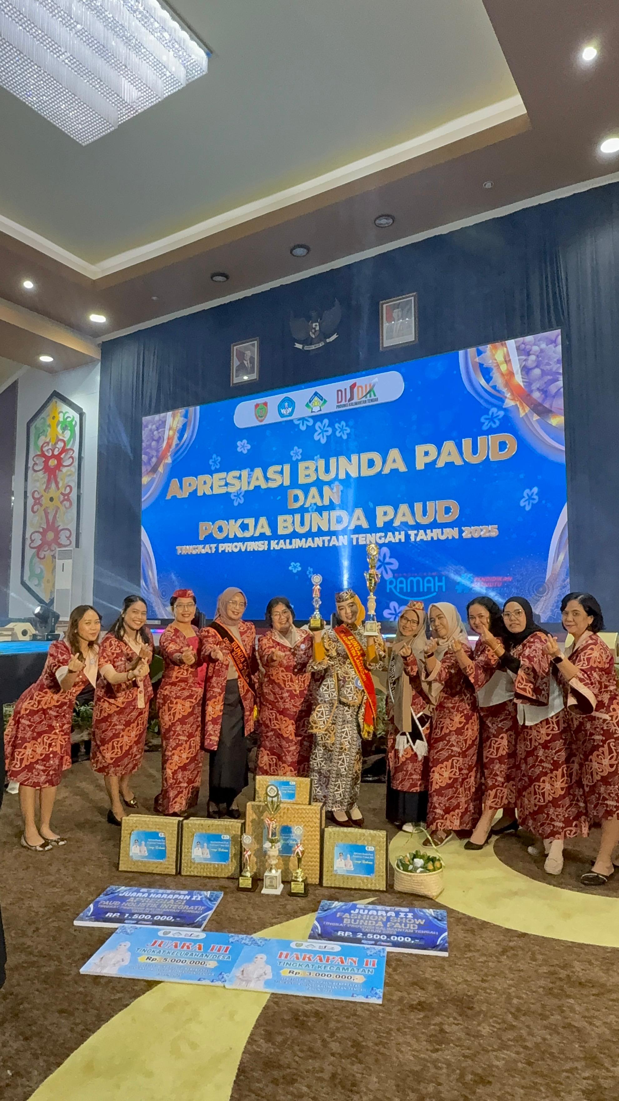 Bunda PAUD Lamandau Morol Latifah menerima penghargaan.