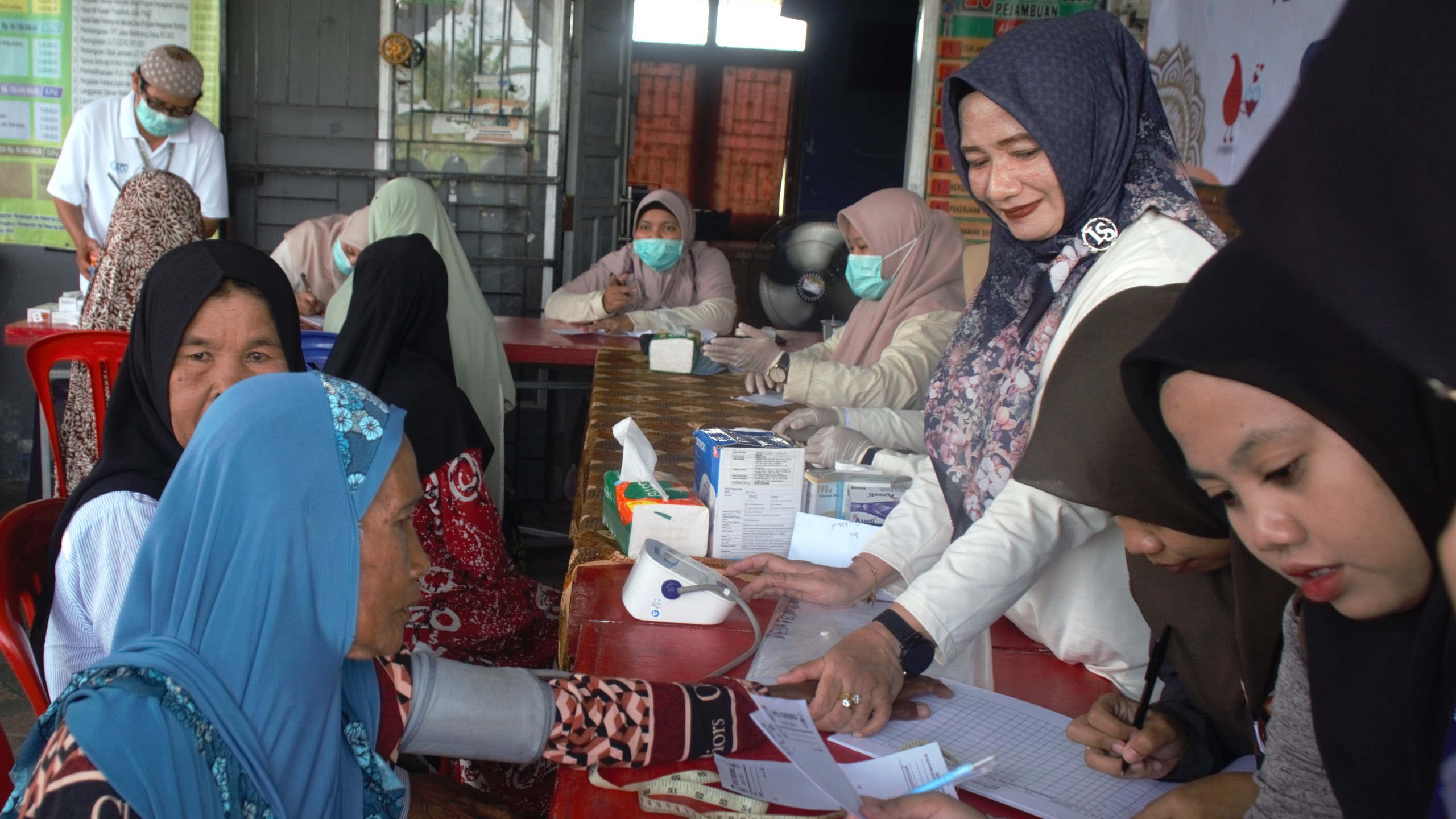 YBM PLN UID Kalselteng mengadakan kegiatan sosial berupa pemeriksaan kesehatan gratis bagi puluhan lansia serta penyaluran bantuan sembako di Desa Pejambuan, Kabupaten Banjar