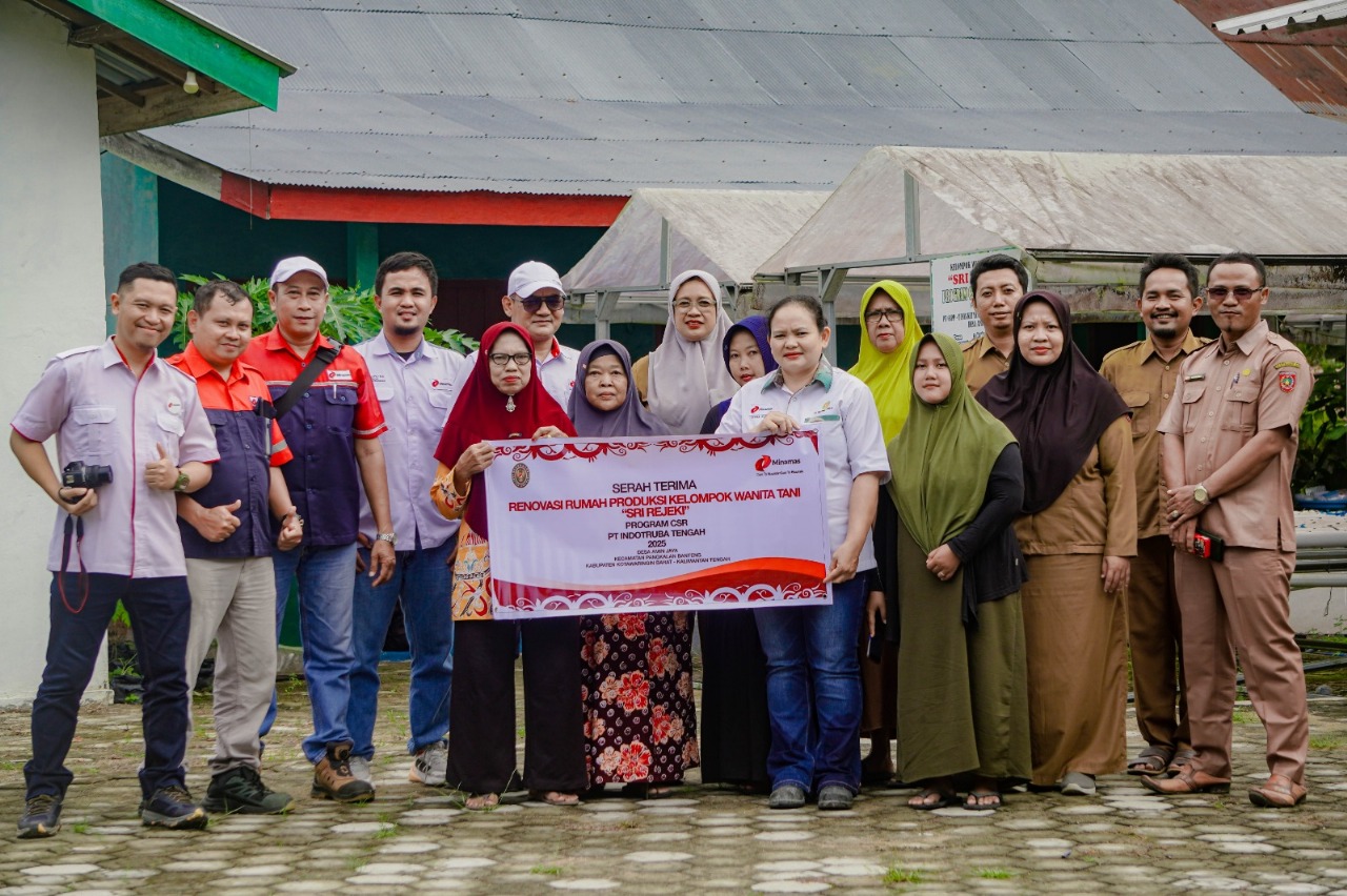 PEMBERDAYAAN: Penyerahan secara simbolis untuk peningkatan sarana produksi UMKM di Desa Amin Jaya dari PT Indotruba Tengah