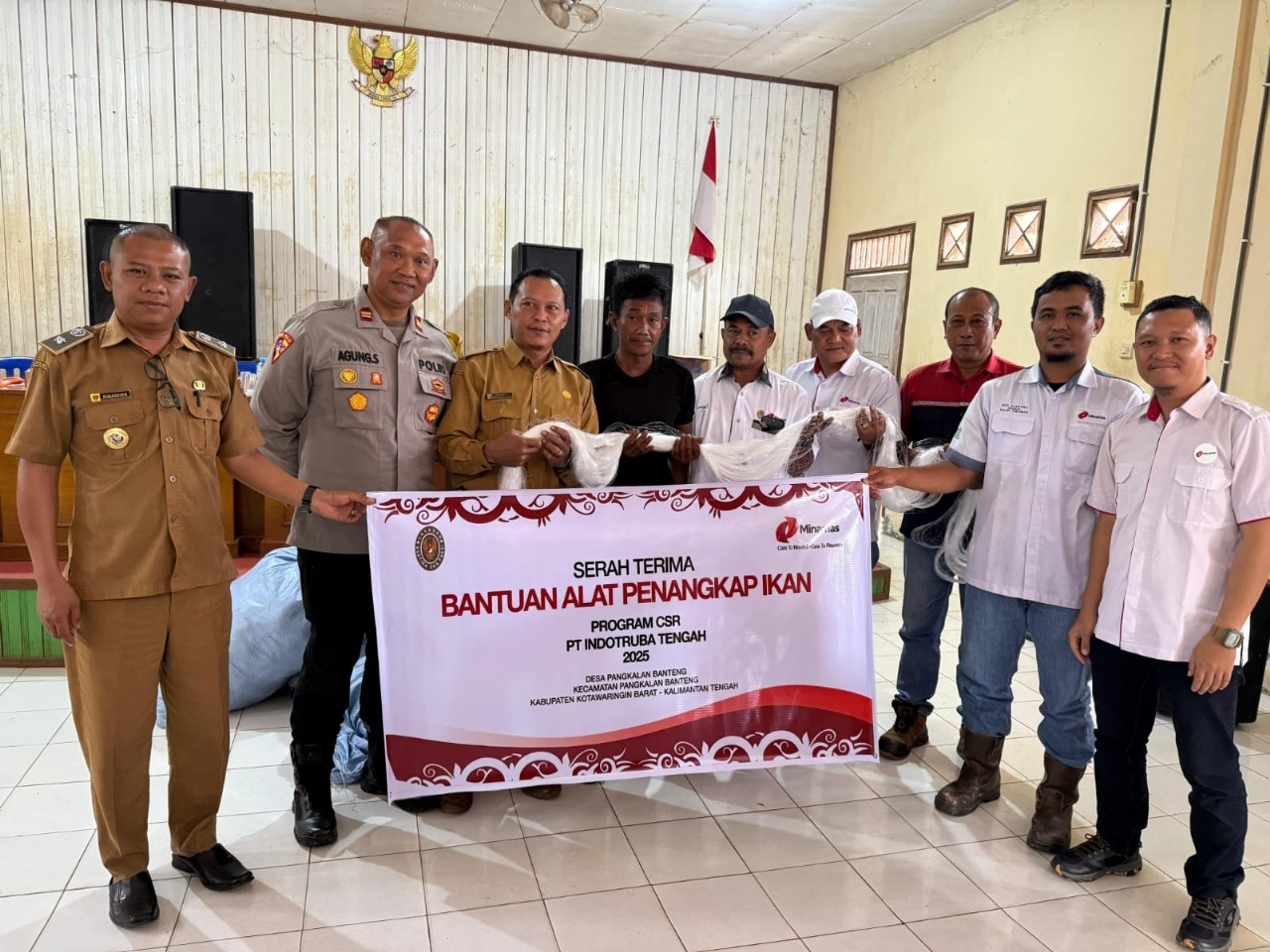 BANTUAN CSR: Penyerahan secara simbolis peralatan untuk kelompok nelayan di Desa Pangkalan Banteng dari PT Indotruba Tengah