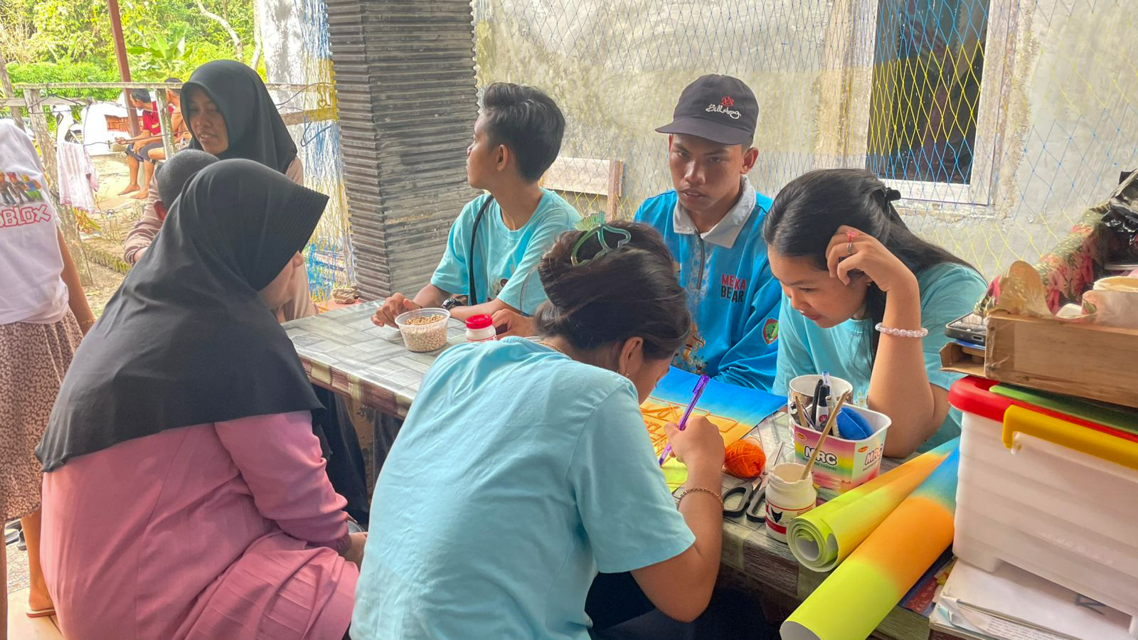 Suasana belajar sejumlah anak berkebutuhan khusus di rumah Yulia Tanti Nova di Kuala Pembuang.