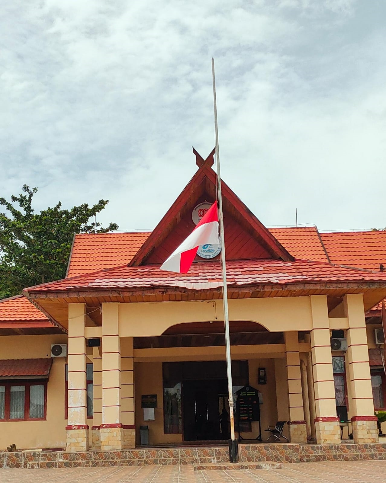 Salah satu Kantor dinas di Kabupaten Lamandau, mengibarkan bendera setengah tiang, Selasa (30/9).