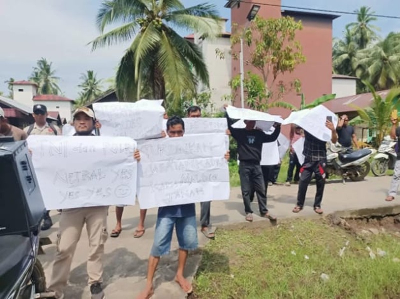 Demo warga Desa Bapinang Hilir Laut, Kecamatan Pulau Hanaut.