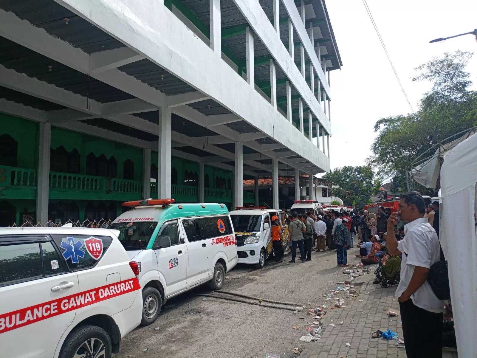EVAKUASI: Puluhan ambulans stand by sejak tadi malam di Ponpes Al Khoziny, Buduran, Selasa (30/9). (DIKY SANSIRI/RADAR SIDOARJO)