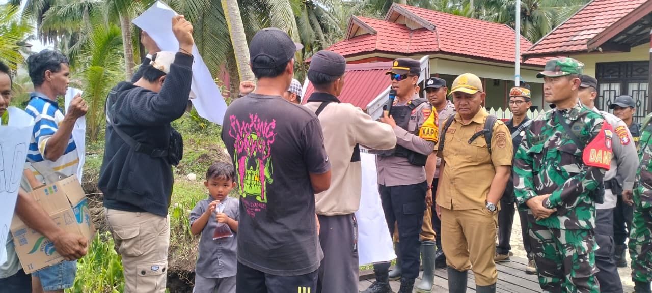 Demo warga Desa Bapinang Hilir Laut, menuntut kepala desanya mundur karena dinilai tak berpihak kepada warga, Senin (29/9 /2025).