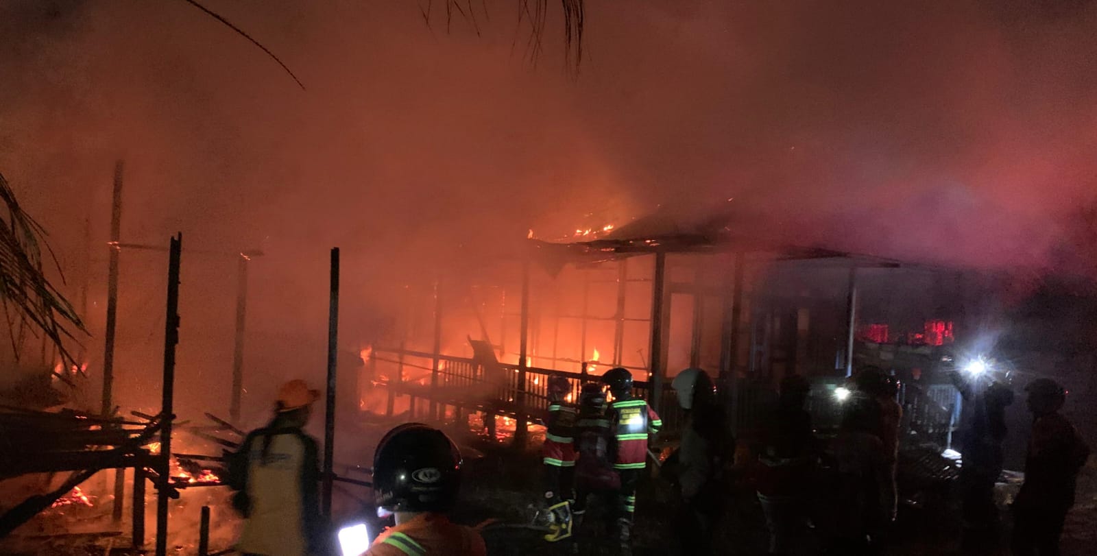 api meluluhlantakkan satu unit rumah dan barak dengan beberapa pintu di Jalan Hiu Putih I, Kelurahan Bukit Tunggal, Kecamatan Jekan Raya, Kota Palangka Raya, Selasa (30/9) petang.