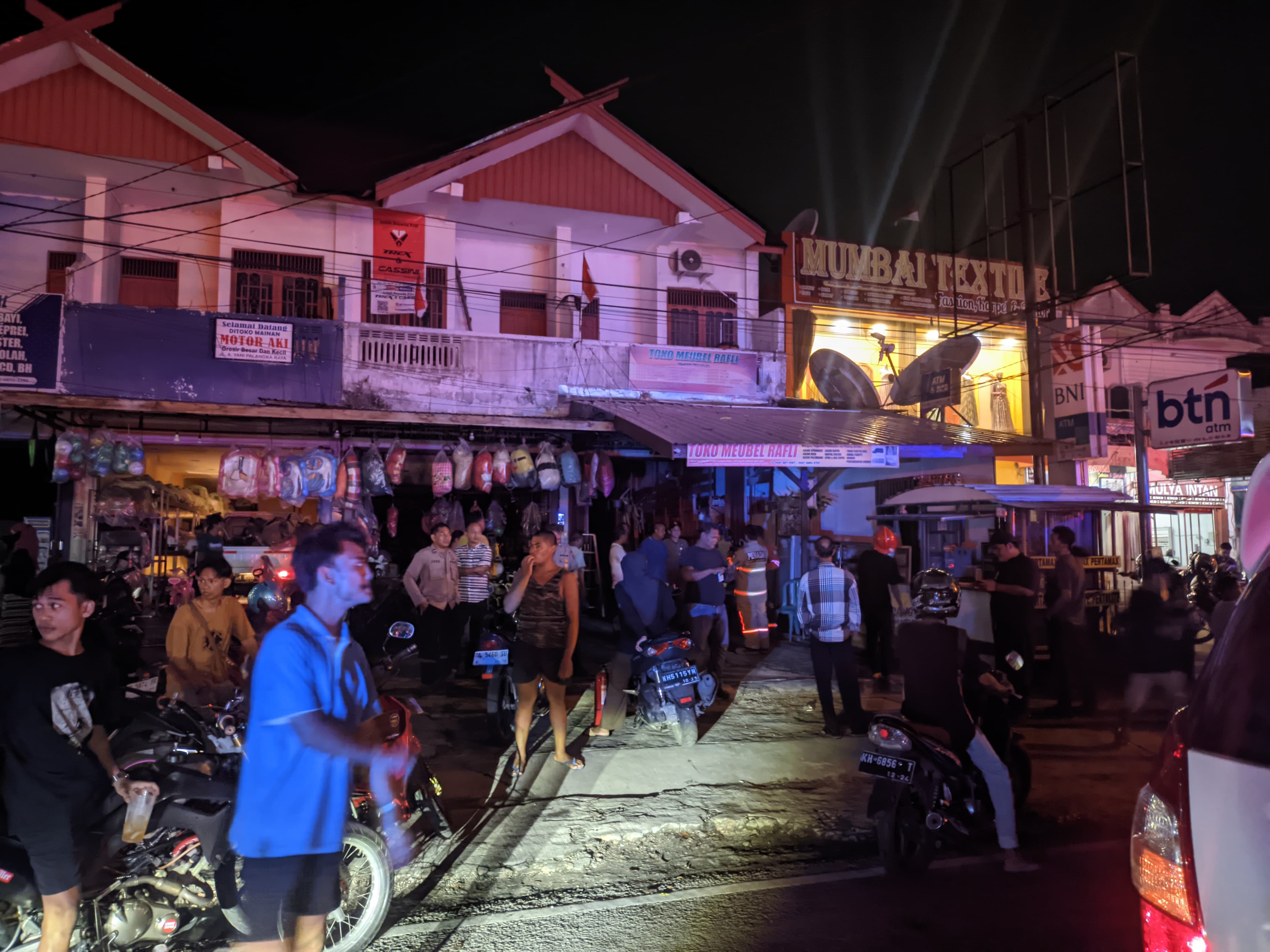 Api muncul di toko Mebel Rafli diduga akibat korsleting kabel CCTV yang kemudian menjalar hingga mengenai sebuah bantal.