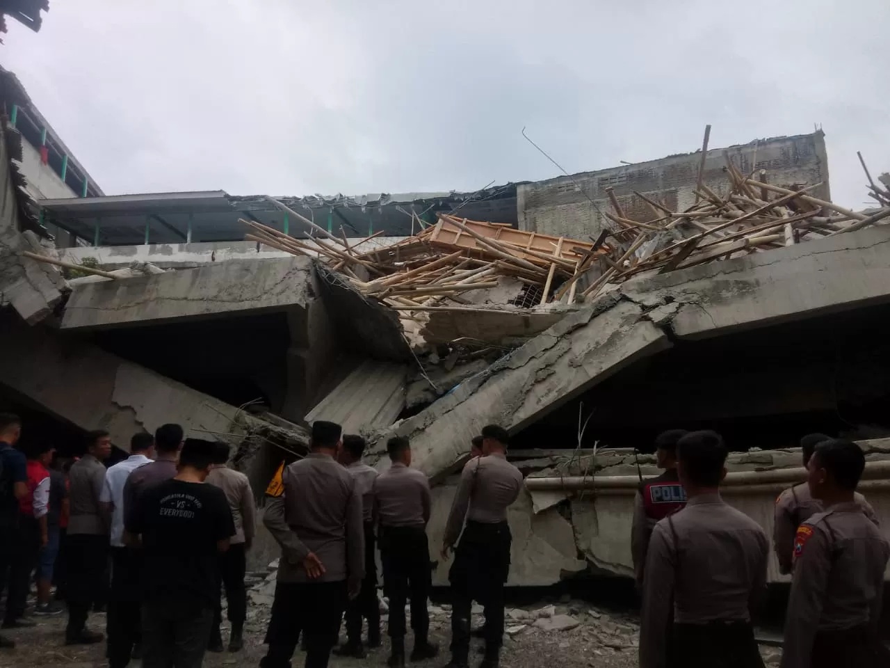 ROBOH: Kondisi musala tiga lantai yang roboh secara tiba-tiba di Buduran, Sidoarjo, Senin (29/9). (DIKY SANSIRI/RADAR SIDOARJO)