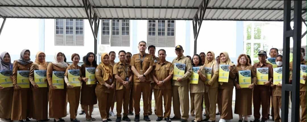 Kepala Dinas Pendidikan (Disdik) Kota Palangka Raya Jayani, melalui Sekretaris Disdik Aprae Vico Ranan, bersama beberapa guru usai menyerahkan simbolis SK kenaikan pangkat fungsional guru.