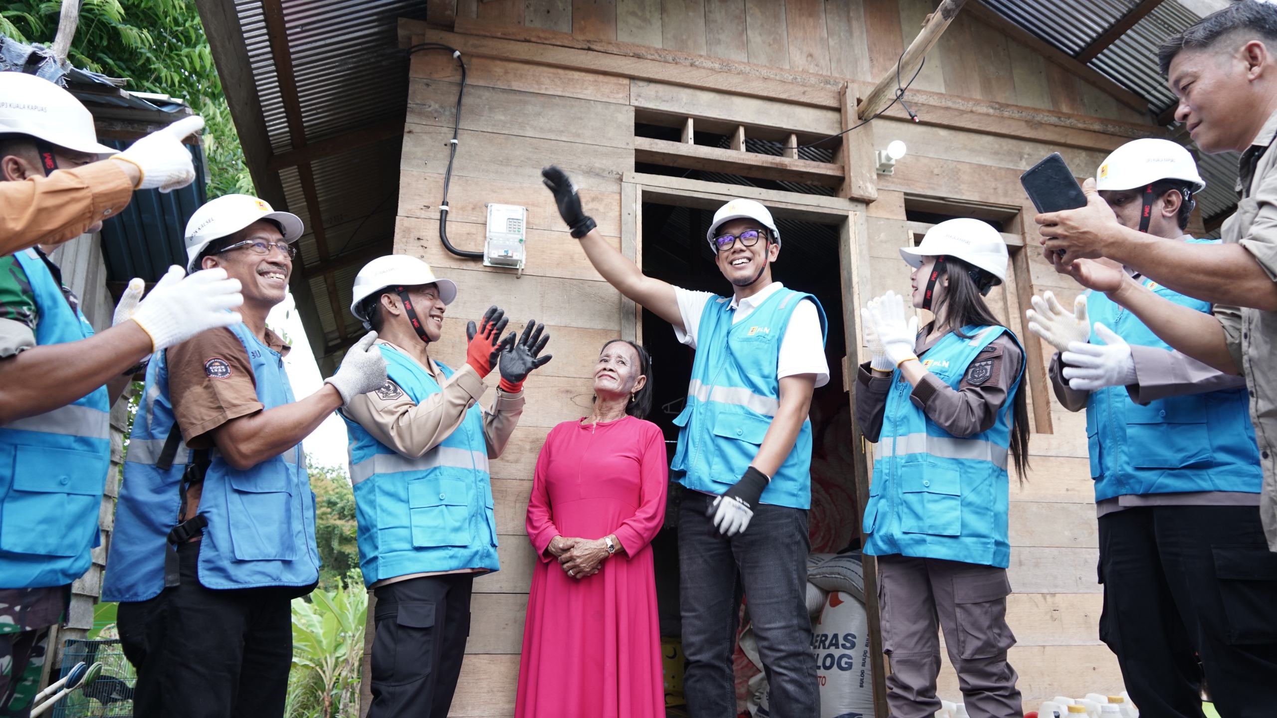 Prosesi penyalaan program LUTD di rumah Maria, warga Desa Hingan Tokung, Murung Raya.