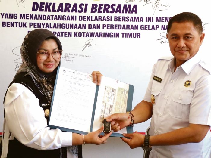 PENYERAHAN ASET: Wabup Kotim Irawati menyerahkan aset BNK kepada Kepala BNNK Kotim AKBP Muhammad Fadli, Rabu (1/10/2025). FOTO: YUNI/RADAR SAMPIT