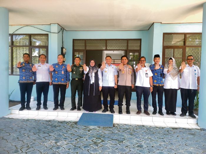 FOTO BERSAMA: Wakil Bupati Kotim Irawati, Kepala BNNK Kotim AKBP Muhammad Fadli, Kapolres Kotim AKBP Resky Maulana Zulkarnain beserta pejabat daerah lainnya berfoto bersama usai acara penyerahan aset
