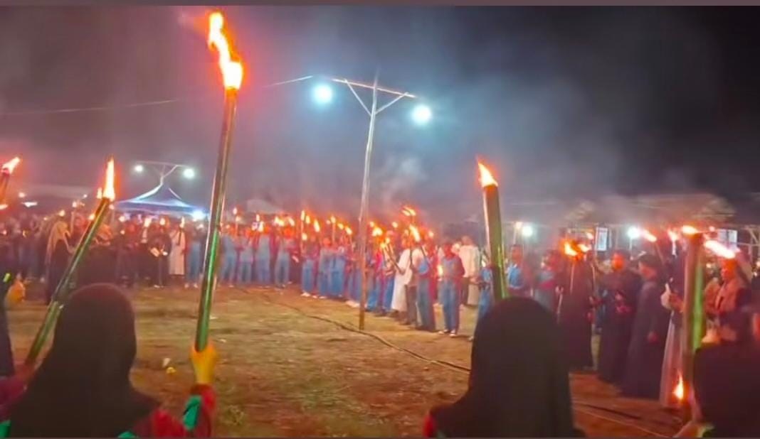 Ritual Balam Salamat pada Festival Telaga Baru yang diikuti ribuan penduduk desa, Kamis (25/9) malam