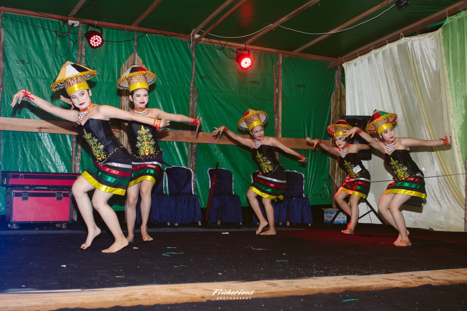 Penampilan beberapa grup tari tradisional yang memukau para penonton.