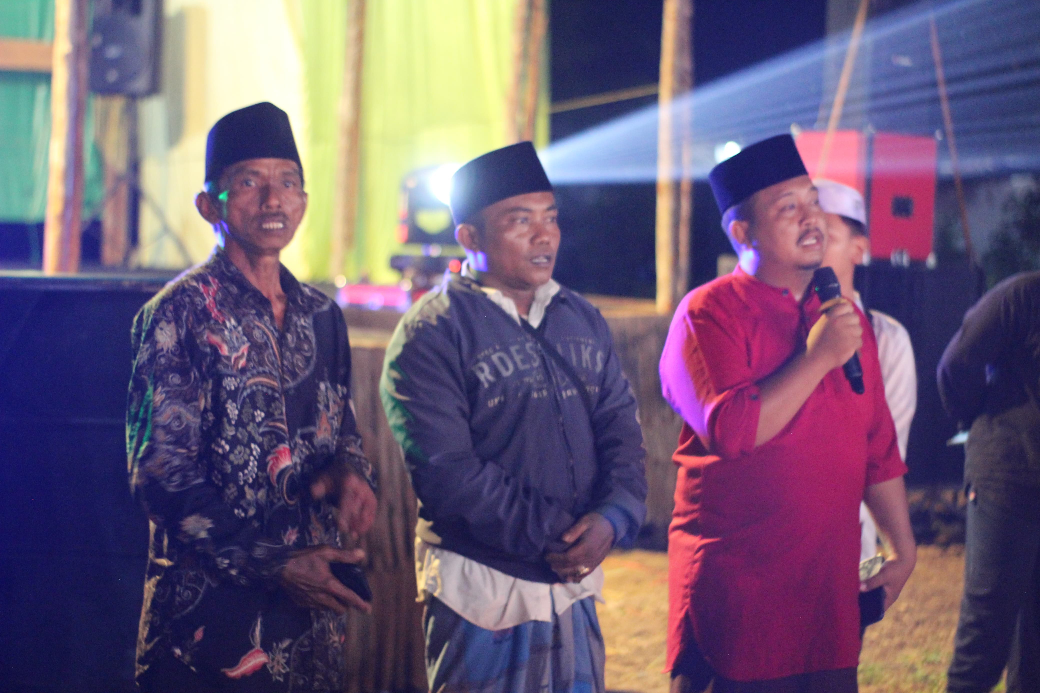 5.	Kades Telaga Baru Nur Firmansyah (baju merah) saat memberikan sambutannya, saat Ritual Balam Salamat, Kamis ( 25/9) malam.