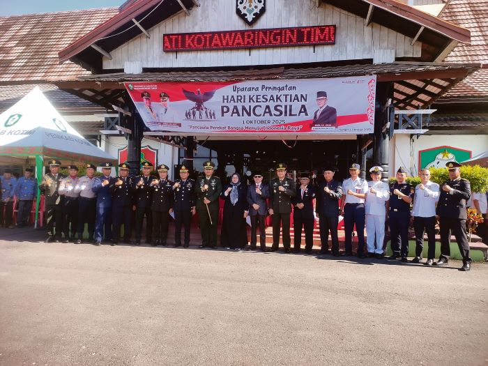 UPACARA: Wakil Bupati Kotim Irawati berfoto bersama Forkopimda seusai upacara peringatan Hari Kesaktian Pancasila, Rabu (1/10/2025).