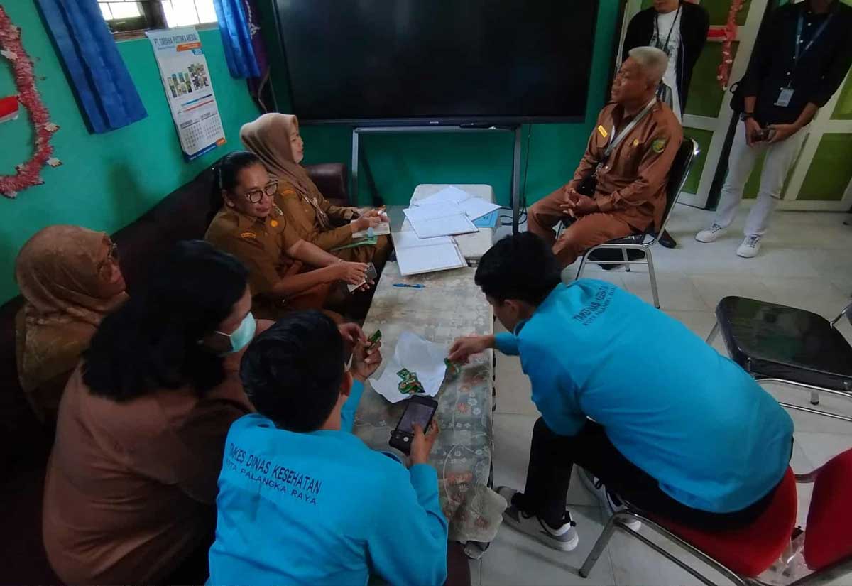 BERI PENJELASAN: Kepala SDN Bukit Tunggal Palangka Raya Sujianto memberikan penjelasan terkait pelajar yang mengalami gangguan kesehatan setelah menyantap MBG, Selasa (30/9).