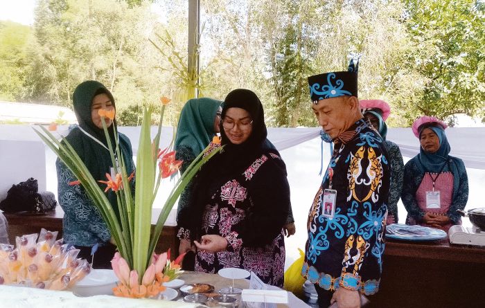 LOMBA MASAK: Kepala Diskan Kotim Ahmad Sarwo Oboi mendampingi Wakil Bupati Kotim Irawati meninjau peserta lomba masak serba ikan, baru-baru tadi. YUNI/RADAR SAMPIT