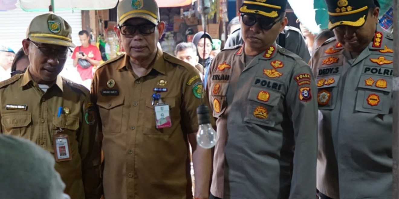 Kepala DPKUKMP Kota Palangka Raya Samsul Rizal (paling kiri) saat bersama kepolisian saat melakukan pemantauan harga bahan pokok di pasar tradisonal di Kota Palangka Raya, baru-baru tadi.