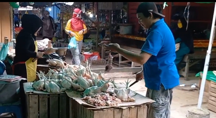 Pedagang di pasar tradisional Kota Pangkalan Bun, Kabupaten Kotawaringin Barat.