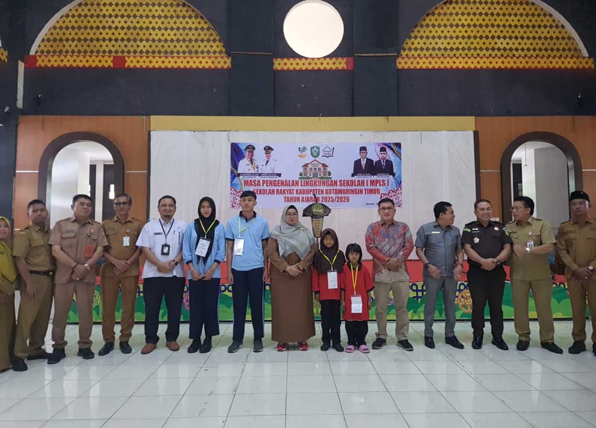DIMULAI: Wakil Bupati Kotim Irawati membuka kegiatan MPLS Sekolah Rakyat Terintegrasi 55 di Kotim di Gedung Islamic Center, Selasa (30/9).