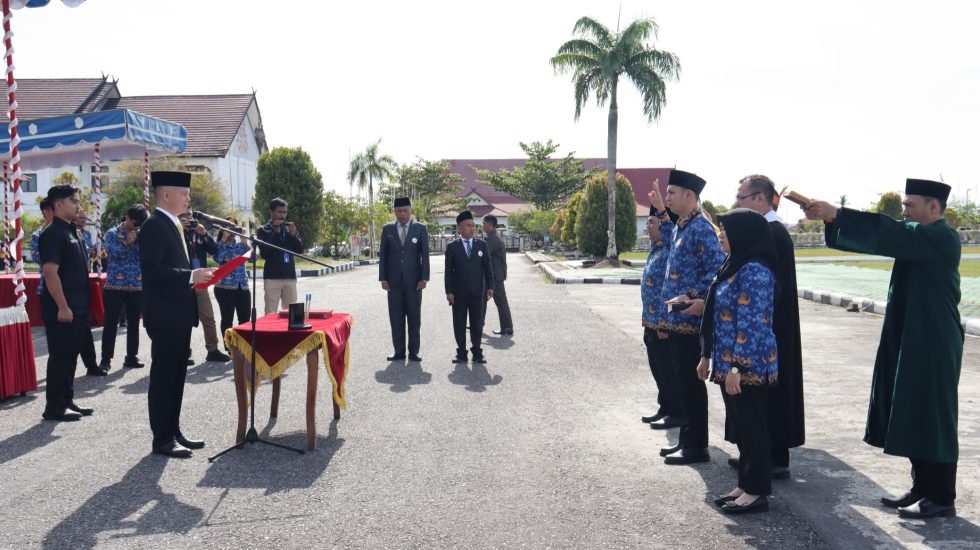 Bupati Gumas Jaya Samaya Monong mengambil sumpah janji ratusan PPPK yang sudah menerima petikan SK, di halaman kantor bupati setempat, Rabu (1/10).
