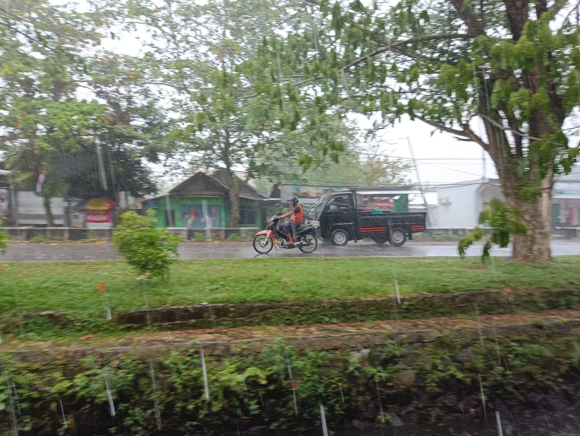 Hujan di Sampit, Kabupaten Kotawaringin Timur. (Dok. Oes/Radar Sampit)