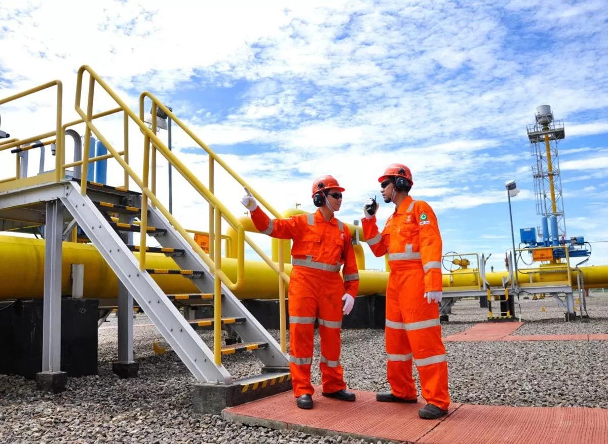 JARINGAN GAS: Ilustrasi pegawai PGN tengah melakukan pemeriksaan jaringan distribusi gas untuk pelanggannya.