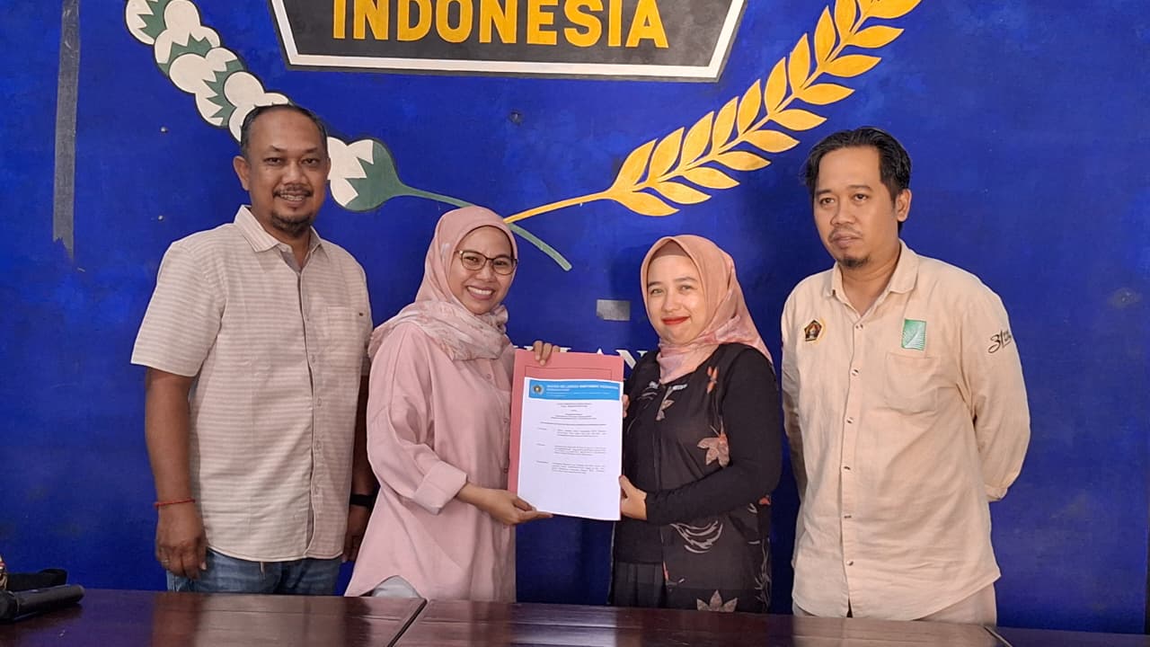 Ketua PWI Kotim Siti Fauziah menyerahkan SK pengesahan kepada Ketua IKWI Kotim Maya Selviani.