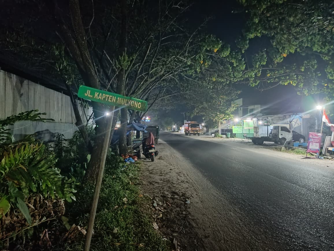 Jalan Kapten Mulyo Sampit saat malam hari, tampak gelap dan memerlukan penerangan cukup. (Usay Nor Rahmad/Radar Sampit)